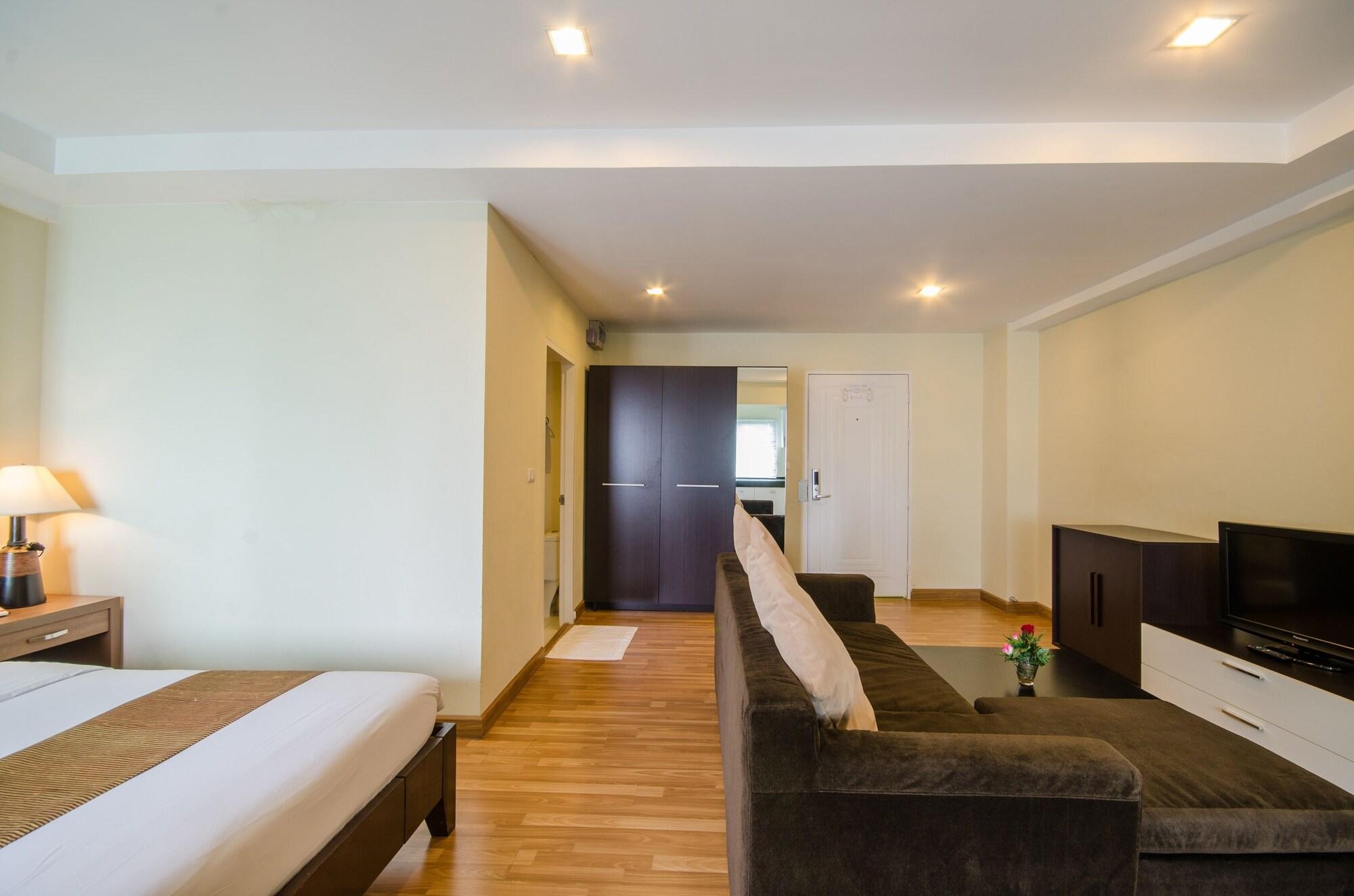 The Platinum Suite Bangkok Exterior photo