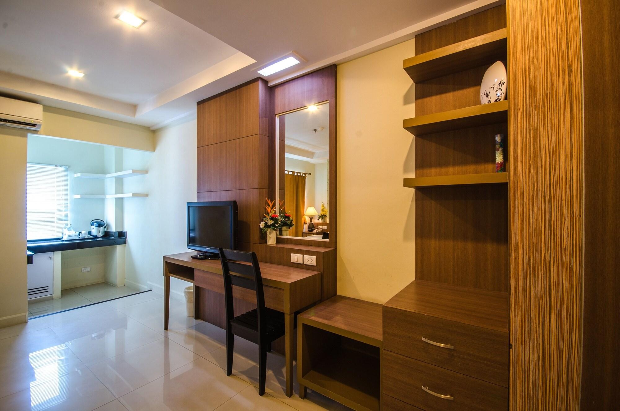 The Platinum Suite Bangkok Exterior photo