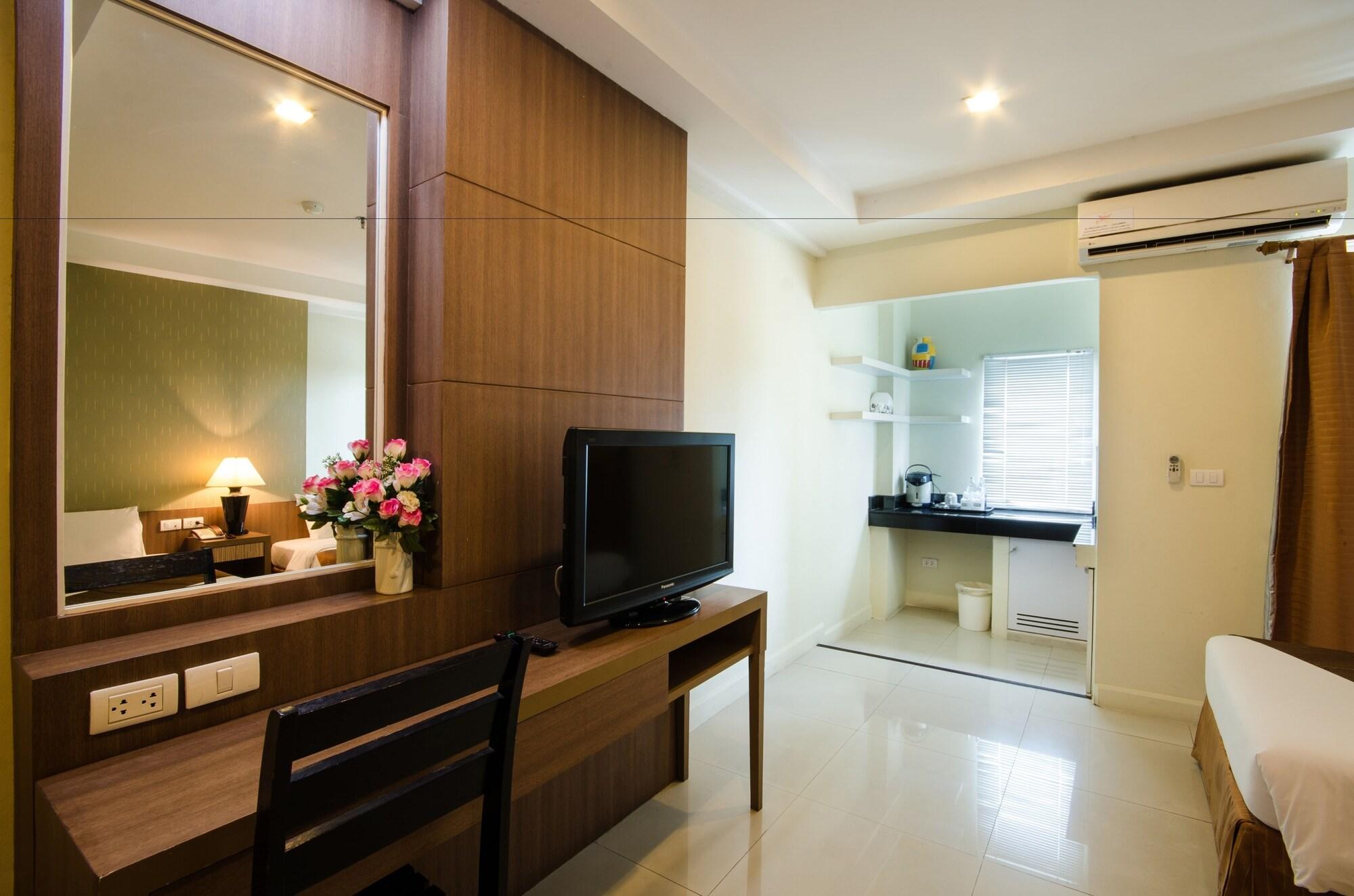 The Platinum Suite Bangkok Exterior photo