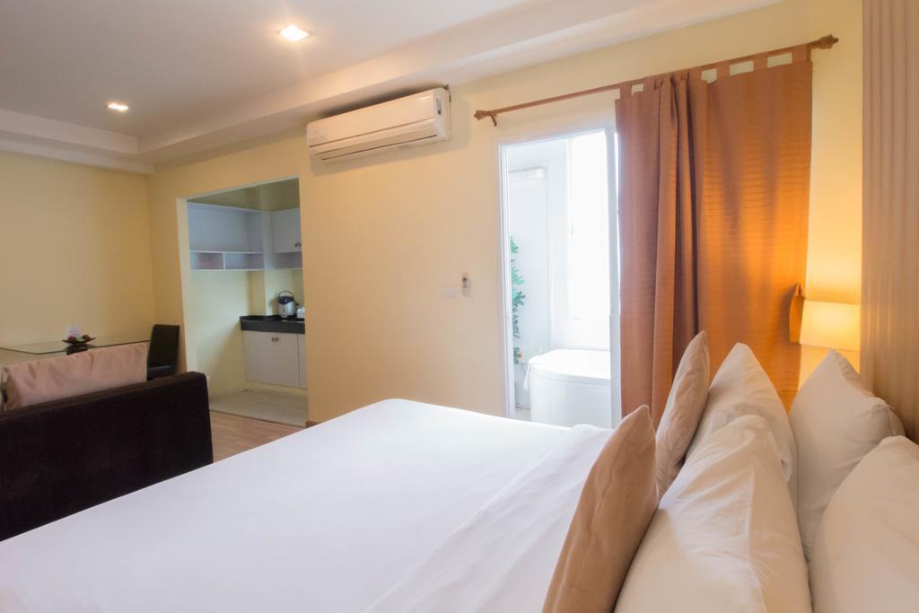 The Platinum Suite Bangkok Exterior photo