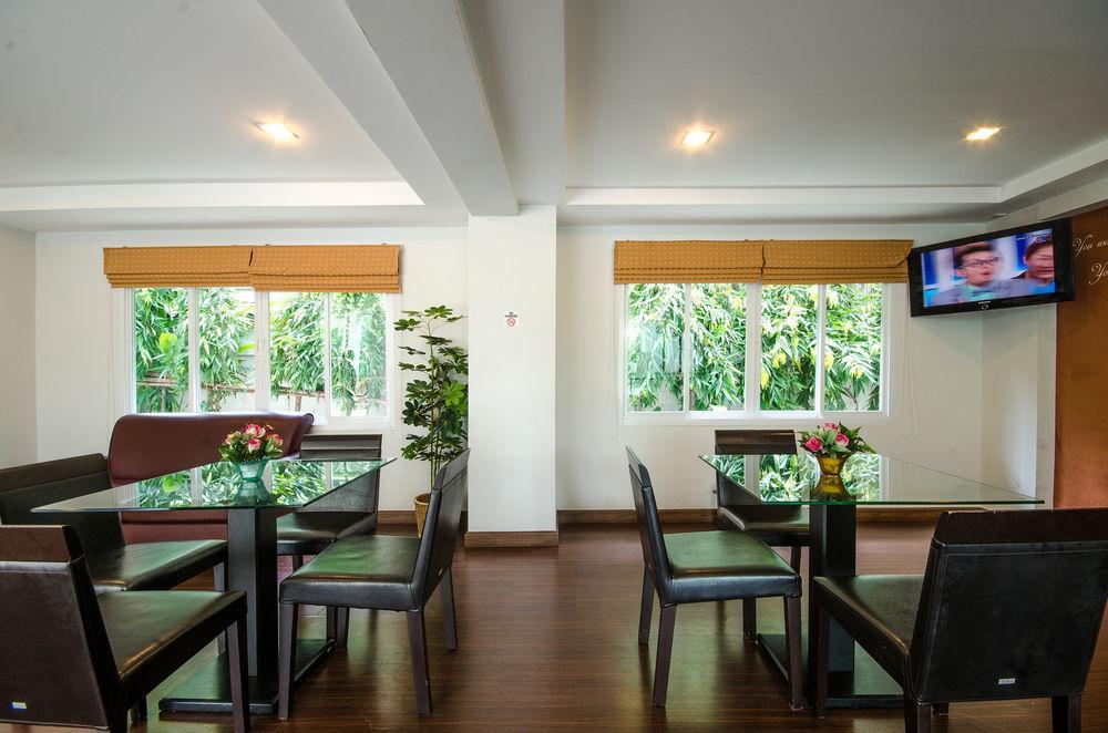 The Platinum Suite Bangkok Exterior photo