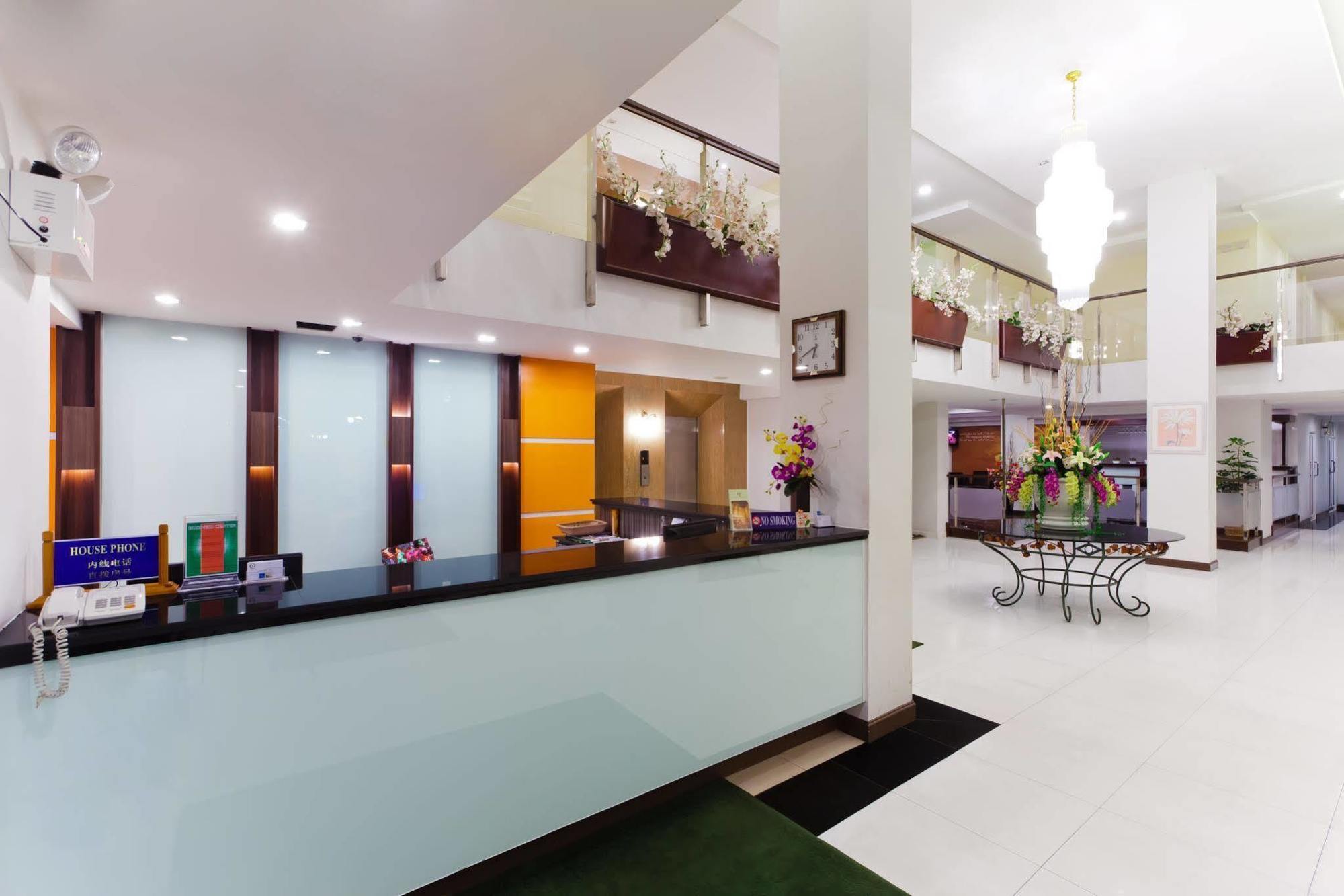 The Platinum Suite Bangkok Exterior photo