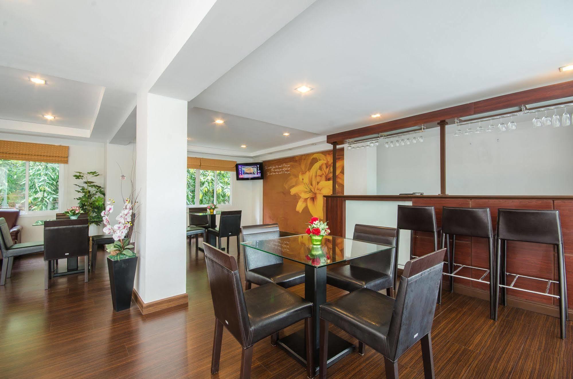The Platinum Suite Bangkok Exterior photo