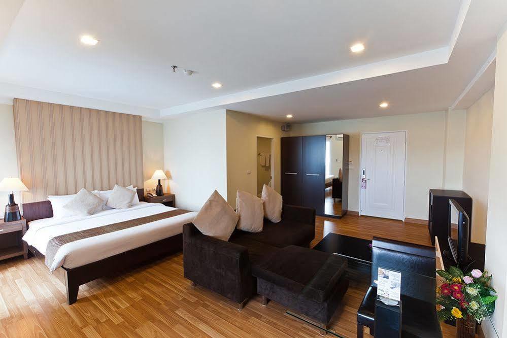The Platinum Suite Bangkok Exterior photo