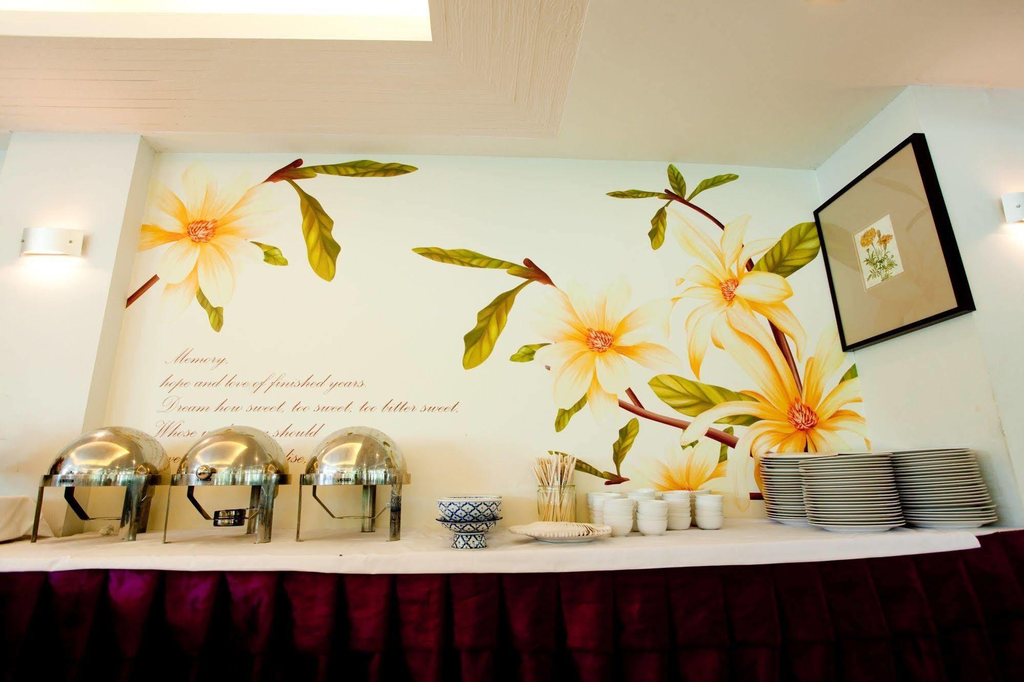 The Platinum Suite Bangkok Exterior photo